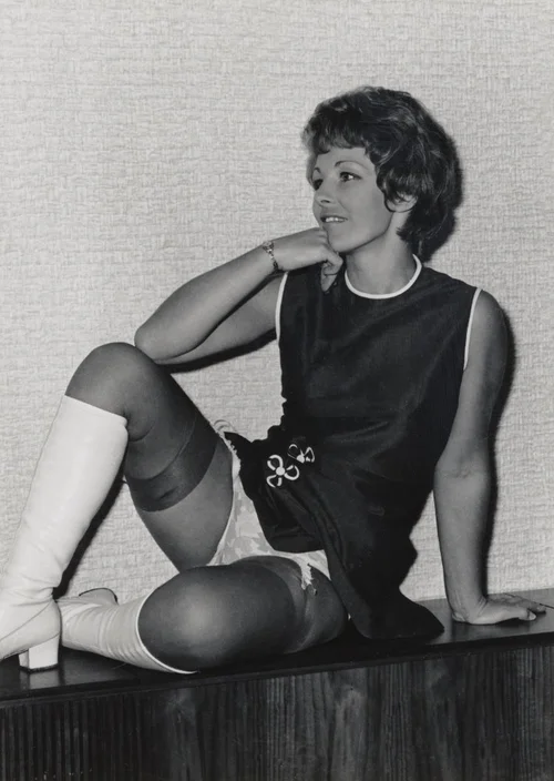 Булгаковтағы секс қыз Ол еңкейіп, кеудесі көрінді.